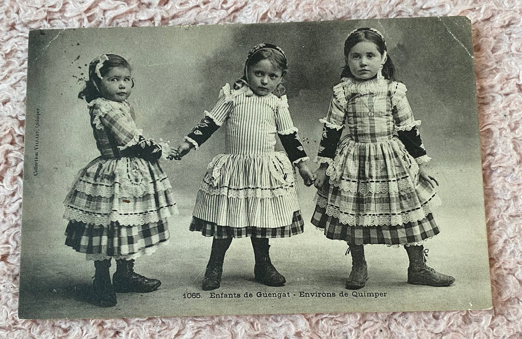 Breton Girls French Vintage Postcard, Quimper
